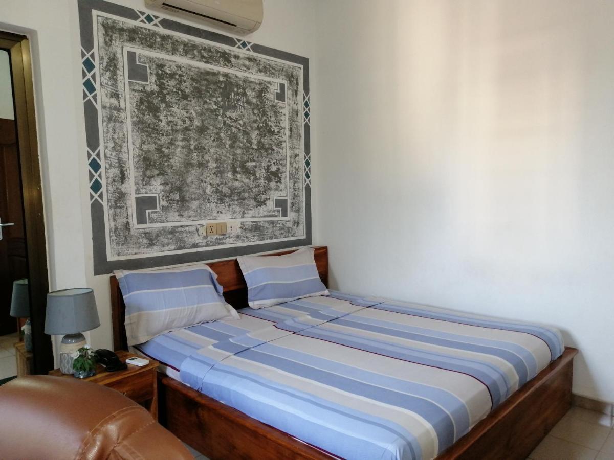 Marys Guest House Ломе Экстерьер фото