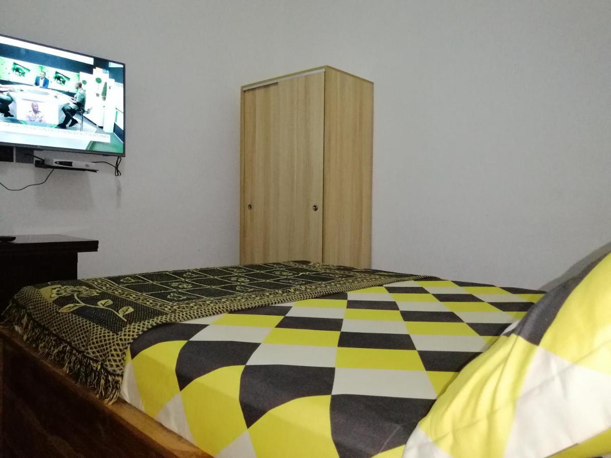Marys Guest House Ломе Экстерьер фото