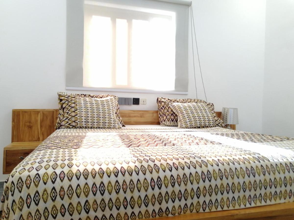 Marys Guest House Ломе Экстерьер фото