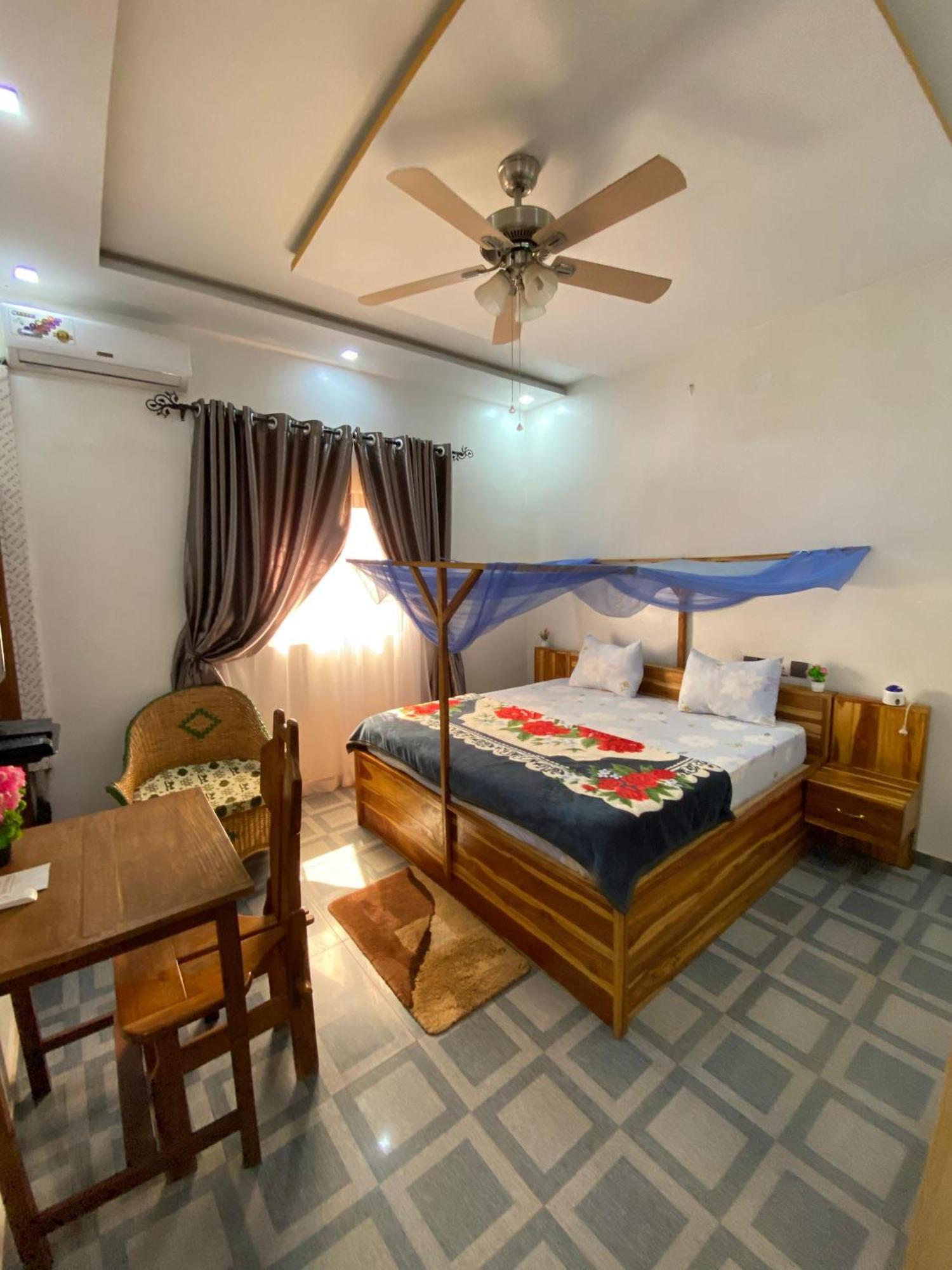 Marys Guest House Ломе Экстерьер фото