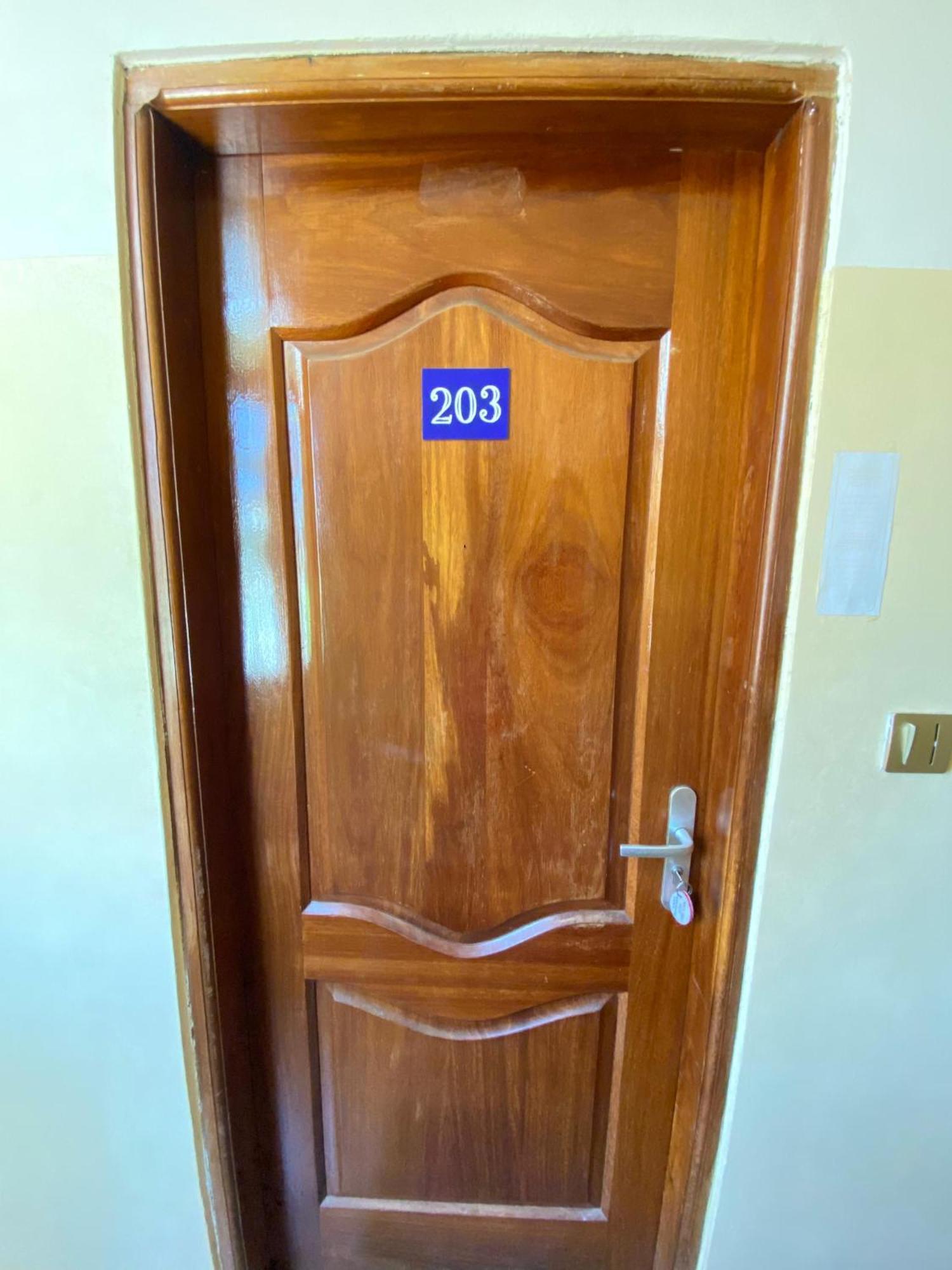 Marys Guest House Ломе Экстерьер фото